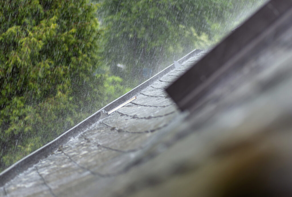 瓦屋根が雨漏りしたときの応急処置方法